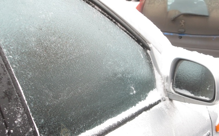  Чем опасен лед на стеклах и кузове автомобиля