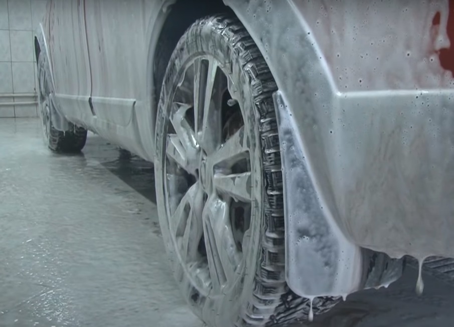 Чем опасно для колес машины мытье активной пеной на мойке